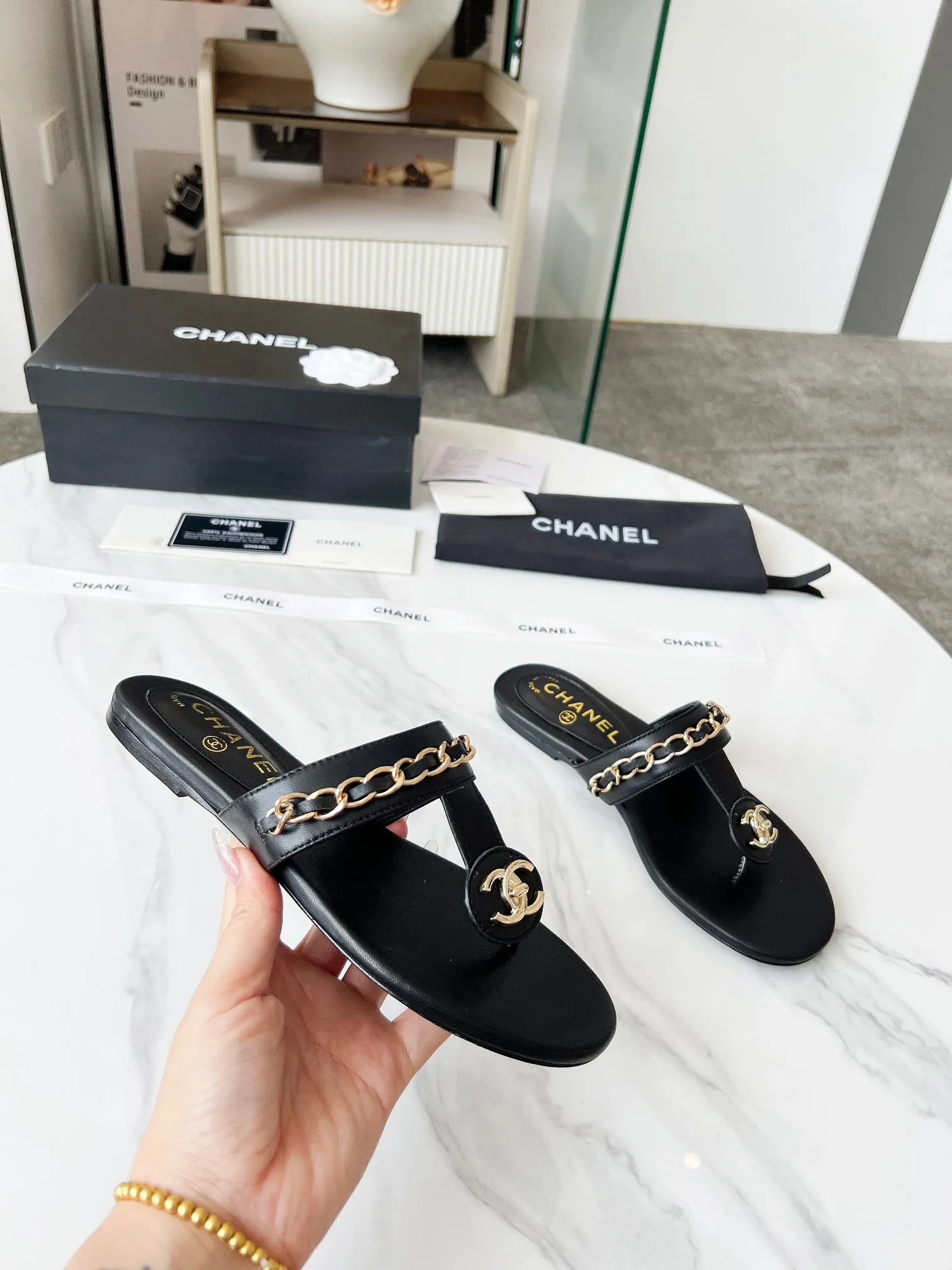 👟👟Ex-factory price 440👟👟 CHANEL｜Xiaoxiang 25 spring and summer new product Double C chain series flip-flops and sandals. Chain sandals are this year's big hit. I have been impressed by their beauty, casual and natural, and have the classic dominance of Xiangjia. From leather to hardware, the upper foot is comfortable and stylish. The fabric is made of imported lambskin, the lining is silk sheepskin, and the Italian genuine leather outsole Code number: 35-39 (40/41 customized)